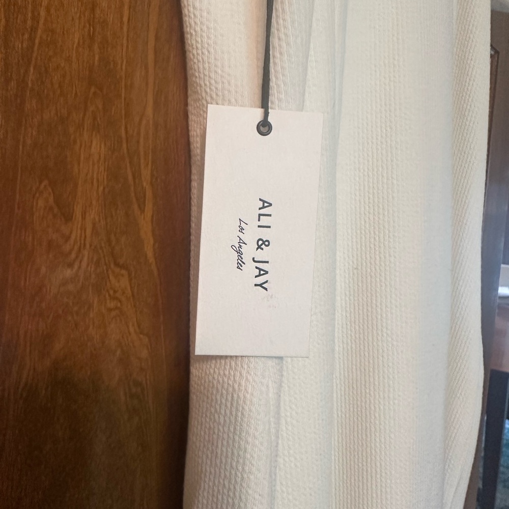 ALI & JAY White Beautiful Dress. Flowy Sleeves, Soft Textured Fabric. XL. NWT. - Picture 3 of 12